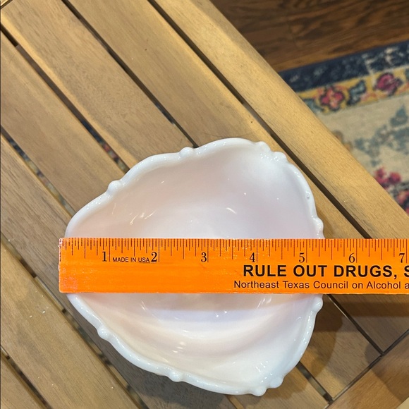 Vgt White Hobnail Glass Bowl. Milk glass three footed design. - Picture 3 of 5